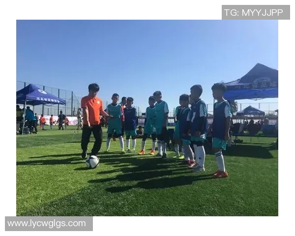 足球明星搞怪表情头像女孩萌趣十足笑容点亮运动场激情四溢