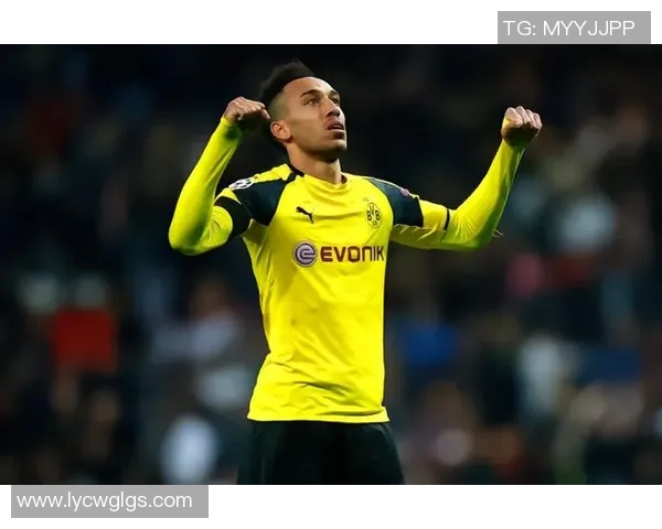 足球球星未婚生子引发热议 个人生活与职业生涯的挑战与抉择