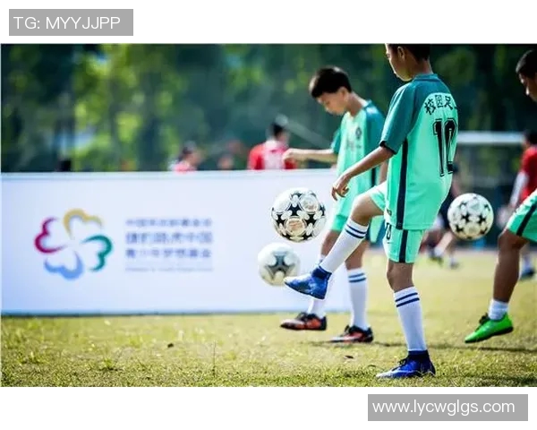 18岁球星的足球梦想与成长之路：从少年到职业的蜕变