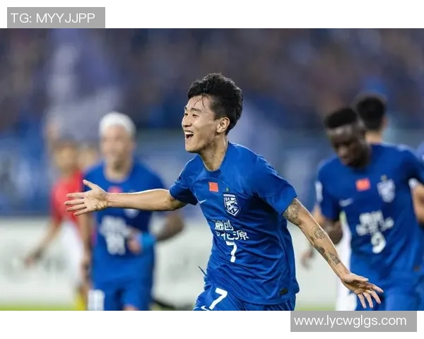 足球球星展示超强体能拉单杠引发网友热议与运动健身讨论 足球球星展示超强体能拉单杠引发网友热议与运动健身讨论